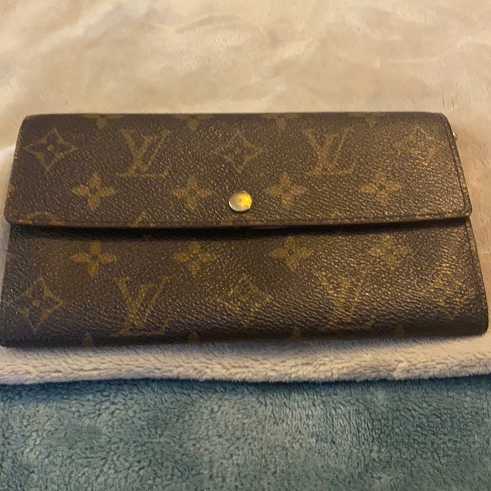 Authentic Louis Vuitton Sarah Vintage Wallet